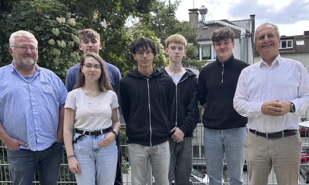 Gruppenbild Auszubildende 2025 mit Geschäftsführer und Auszubildendenkoordinatoren