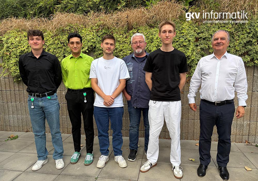 Foto der drei neuen Auszubildenden mit Geschäftsführer Ulrich Arnold, Ausbildungskoordinator Rainer Treder, Jugend- und Auszubildendenvertreter Niko Wehner